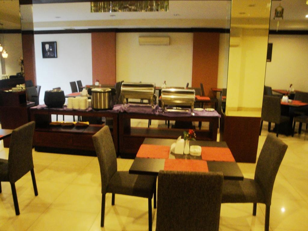 Imperial Hotel Kendari エクステリア 写真