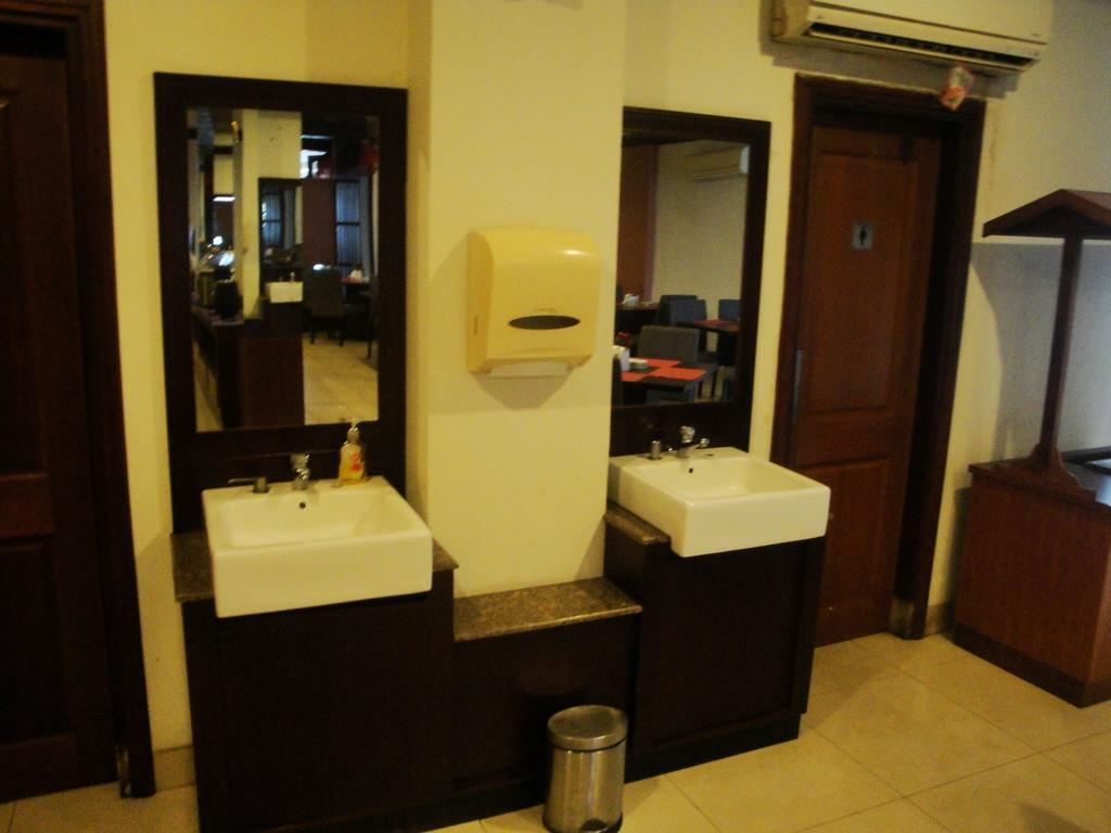 Imperial Hotel Kendari エクステリア 写真