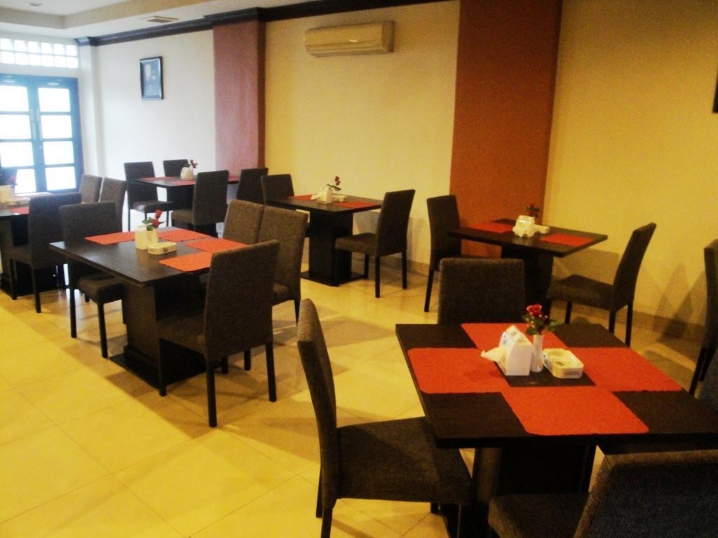 Imperial Hotel Kendari エクステリア 写真