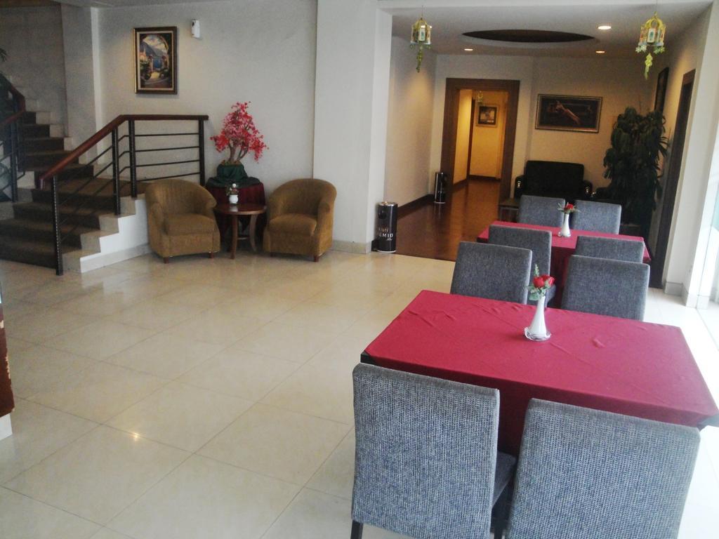 Imperial Hotel Kendari エクステリア 写真