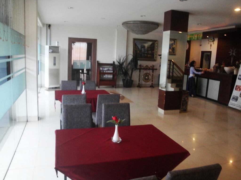 Imperial Hotel Kendari エクステリア 写真