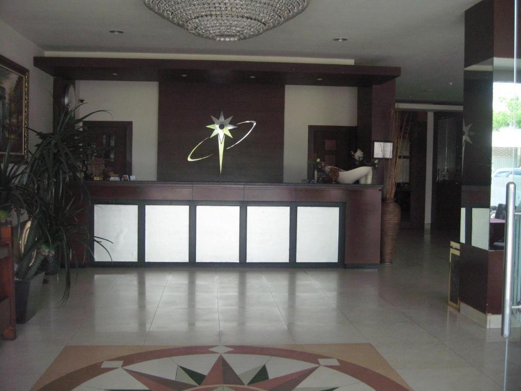 Imperial Hotel Kendari エクステリア 写真