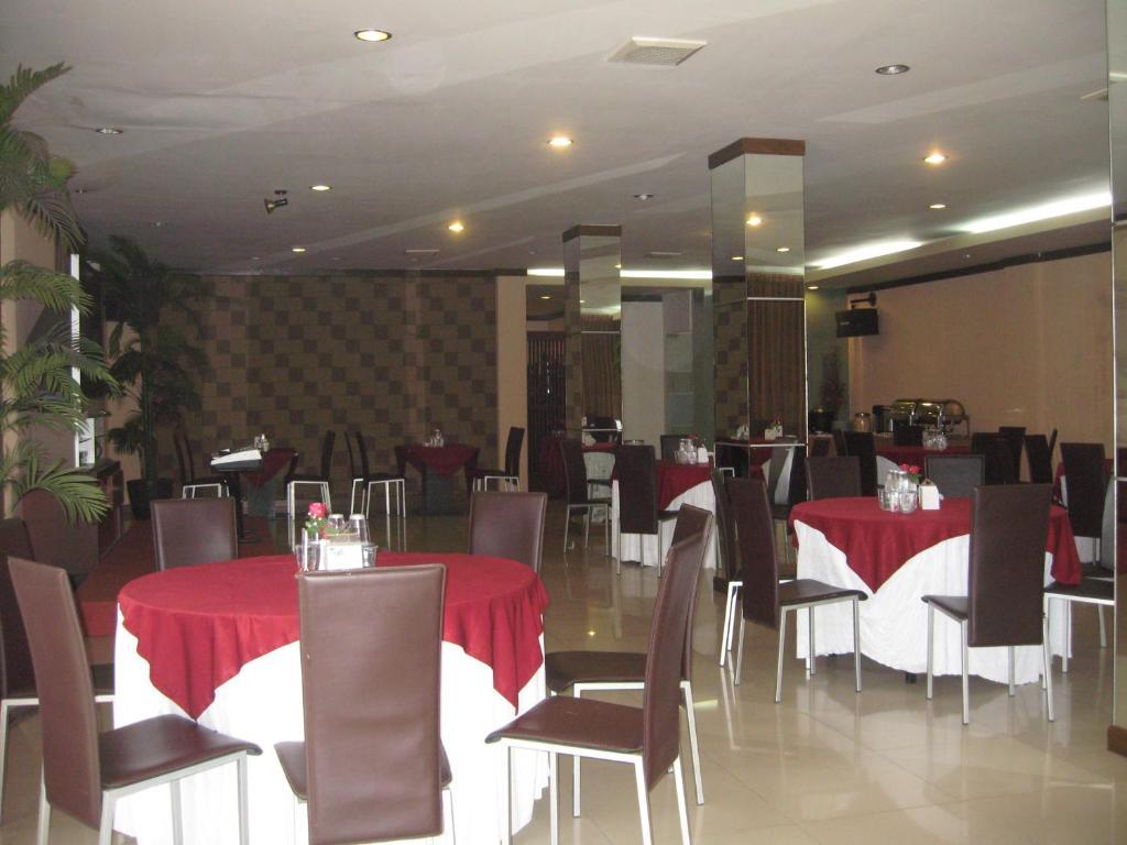 Imperial Hotel Kendari エクステリア 写真